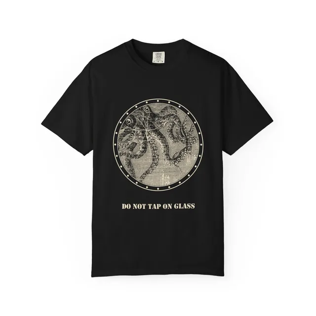 Do not tap on glass. — Vingt mille lieues sous les mers (Twenty Thousand Leagues Under the Sea) design printed on a t-shirt